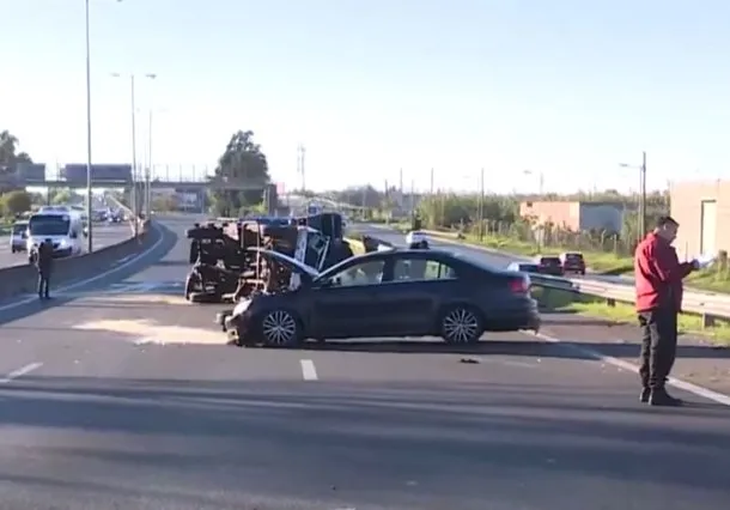 Personal del SAME trabajó en el lugar para asistir a ambos conductores, quienes resultaron heridos y debieron ser trasladados a un hospital cercano. Personal del SAME trabajó en el lugar para asistir a ambos conductores, quienes resultaron heridos y debieron ser trasladados a un hospital cercano.