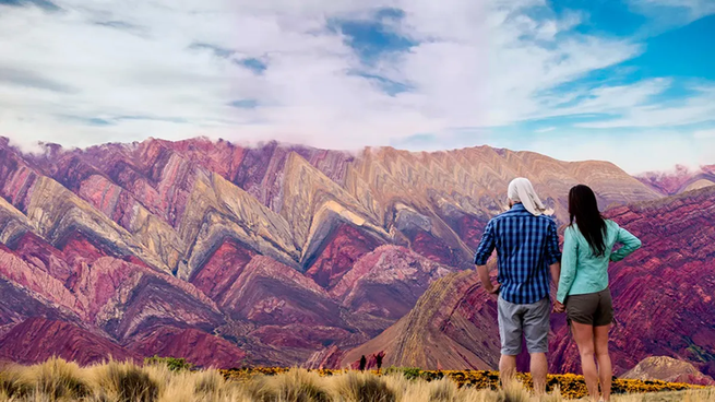 El Cerro de los 7 colores en jujuy ofrece un gran paisaje para realizar turismo nacional.