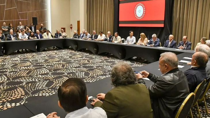 Gustavo Sáenz recibió el apoyo de más de 200 representantes de la sociedad civil, el empresariado y los trabajadores para reclamarle a Nación la reactivación de la obra pública. Gustavo Sáenz recibió el apoyo de más de 200 representantes de la sociedad civil, el empresariado y los trabajadores para reclamarle a Nación la reactivación de la obra pública.