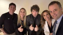Caputo, Karina Milei, javier Milei y Adorni junto a su esposa celebraron la victoria.&nbsp;