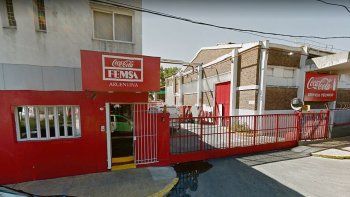 Reformas. Las líneas de producción en la planta de Coca-Cola Femsa en Nueva Pompeya comenzarán a ser readaptadas según un nuevo esquema.