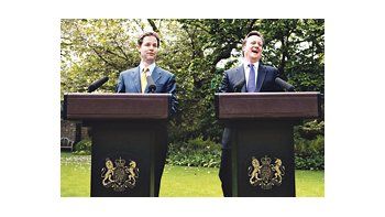 ámbito.com | Jóvenes, carismáticos y decididos a iniciar una nueva era política en Gran Bretaña, el conservador David Cameron (derecha) y el liberaldemócrata Nick Clegg presentaron ayer en sociedad su alianza de Gobierno. El segundo obtuvo una promesa de avanzar en la