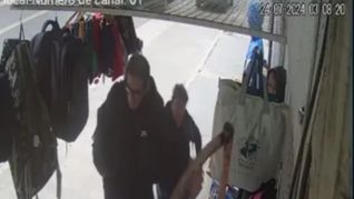La imagen de la cámara de seguridad que muestra como el hombre se lleva a la mujer.