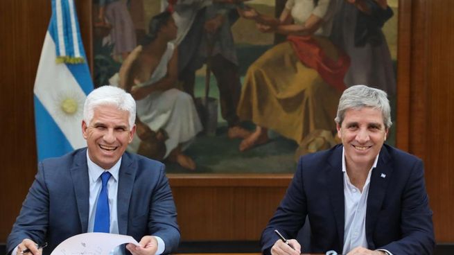 Claudio Poggi y Luis Caputo.