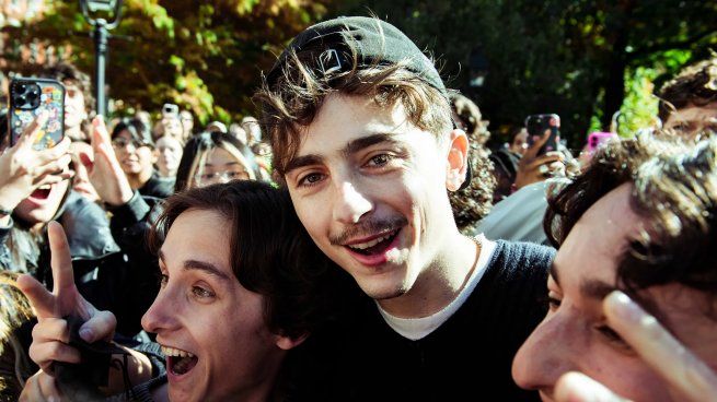 Timothée Chalamet junto a sus dobles. 