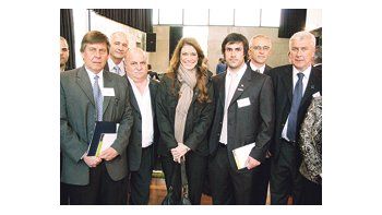 ámbito.com | La ministra de la Producción, Débora Giorgi, escoltada por los empresarios pymes que fueron a Oceanía a la caza de oportunidades de negocios.
