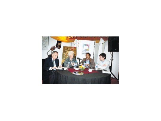 Estela de Carlotto participó de una entrevista abierta en la Feria del Libro de Berazategui, con el periodista Horacio Embón (izq.). Además, en la mesa estuvieron el intendente Juan Patricio Mussi (al centro junto a Carlotto) y el secretario de Cultura y Educación, Federico López (der.).
