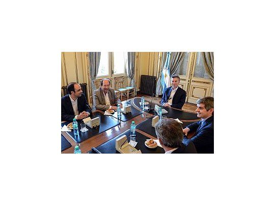 La nueva cúpula de la UCR visitó al Presidente en Casa de Gobierno.