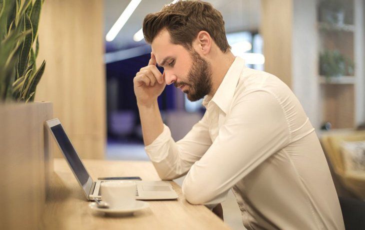 sentarse mal en el trabajo, una costumbre perjudicial