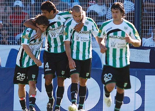Banfield se abraza y festeja el único gol del partido.