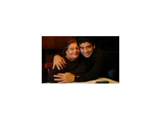 Abrazo. Diego Maradona y Dalma Franco, Doña Tota, en épocas más felices.