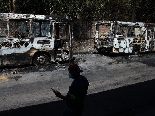 Colectivos quemados en las calles de Manaos.