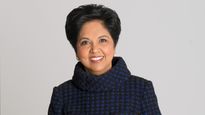 Indra Nooyi rompió barreras en el mundo empresarial y se convirtió en un símbolo de éxito para millones de mujeres alrededor del mundo.
