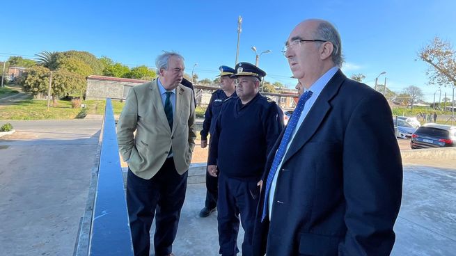 El ministro del Interior, Luis Alberto Heber, junto a personal policial.