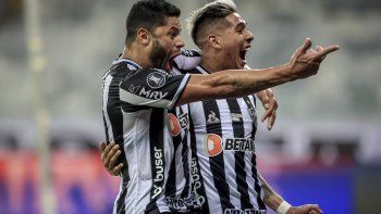 Hulk y Zaracho, las grandes figuras del partido, celebran uno de los goles de Atlético Mineiro, que eliminó a River de la Copa Libertadores.&nbsp;