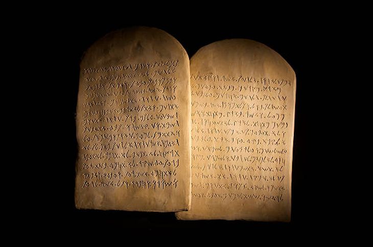 Biblia: la misteriosa piedra de los Diez Mandamientos que será subastada en más de 2 millones de dólares Biblia: la misteriosa piedra de los Diez Mandamientos que será subastada en más de 2 millones de dólares