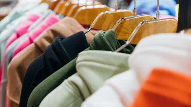 La búsqueda de precios más bajos y el avance del mercado de segunda mano reconfiguran la industria de la moda. El cambio golpea a las marcas tradicionales, obliga a revisar estrategias comerciales y modifica el valor que los consumidores asignan a las etiquetas de lujo.