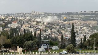 Columnas de humo fueron avistadas en Jerusalén tras la caída de los restos del misil iraní.