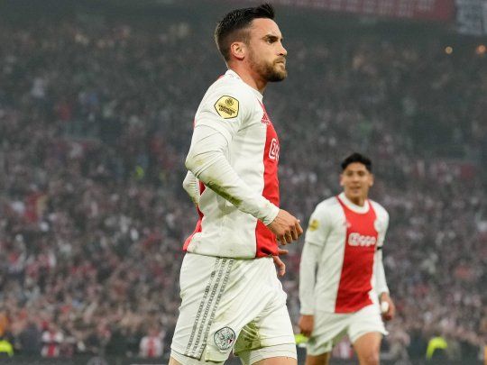 Tagliafico anotó el primer gol de Ajax, que ganó un nuevo título en Países Bajos.
