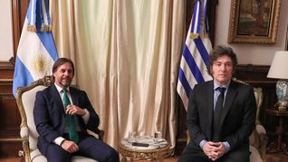 El presidente de Uruguay, Luis Lacalle Pou, junto al mandatario Javier Milei.