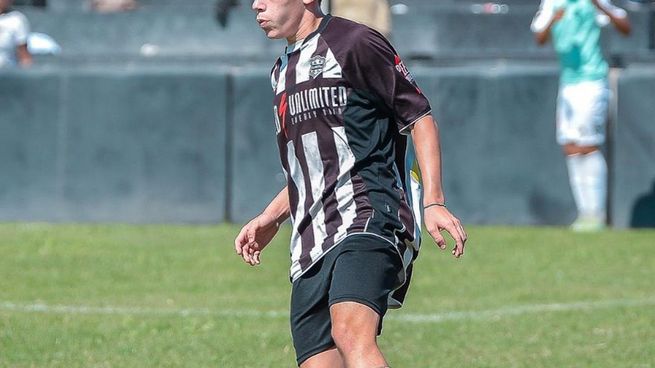 El lateral izquierdo de Deportivo Riestra Mateo Apolonio se convirtió hoy en el jugador más joven de la historia en debutar en el fútbol argentino con tan solo 14 años, en el encuentro donde su club cayó por 1 a 0 frente a Newells, por la Copa Argentina.