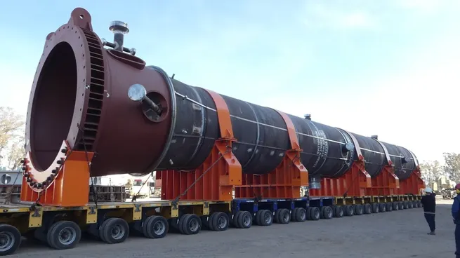 El reactor de YPF se encuentra varado, mientras hacen trabajos en la Ruta 7 para que pueda llegar a destino.