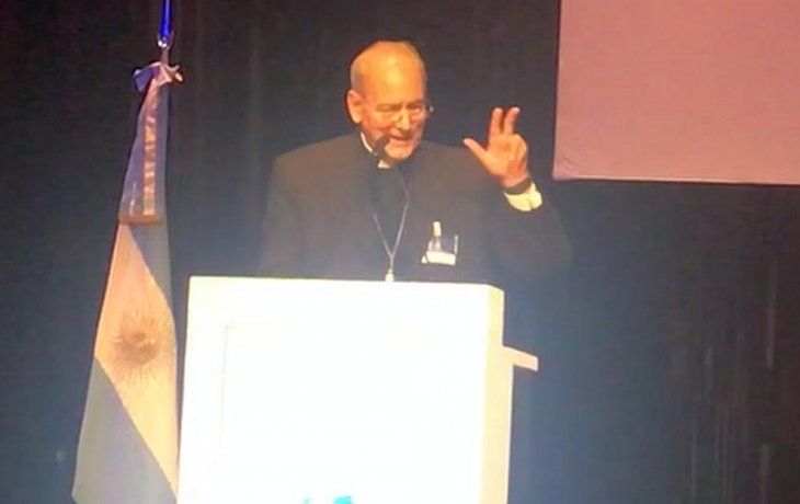 El enviado del Papa Francisco al congreso antitrata Marcelo Sánchez Sorondo dijo que el tráfico de personas está relacionado con la crisis del climática. Por ejemplo, en Sudáfrica la falta de agua hace que la gente migre para subsistir, y muchas veces la migración es el caldo de cultivo donde los traficantes encuentran víctimas, afirmó.