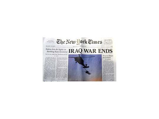 Portada de la falsa edición del periódico estadounidense The New York Times distribuido esta mañana en Times Square.