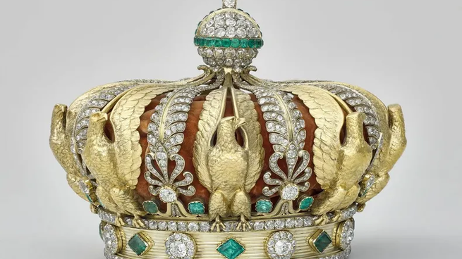 La corona fue adquirida por el Louvre en 1988, como una de las pocas joyas de soberana que se conservan en Francia.