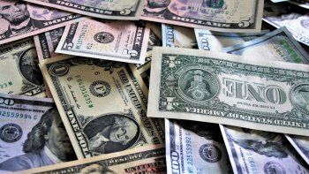 con gran volatilidad, el dolar ccl llego a rozar los $181, pero al cierre revirtio suba y termino debajo de $175