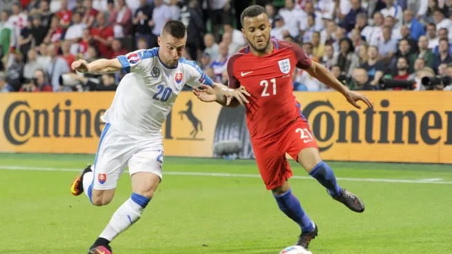Ryan Bertrand disputando con Inglaterra la Euro 2016.
