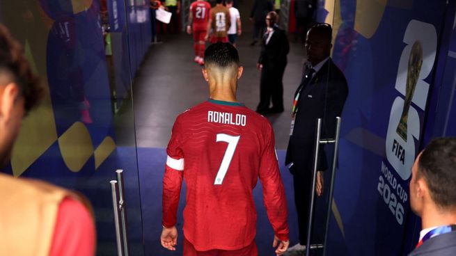 Cristiano Ronaldo deja la cancha luego de la dolorosa derrota ante España que supuso el fin de su historia mundialista.&nbsp;
