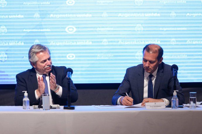 Alberto Fernández y Omar Gutiérrez firmaron&nbsp;el Acuerdo Federal de Desarrollo, con una designación de 2.145 millones de pesos por parte del Gobierno nacional.