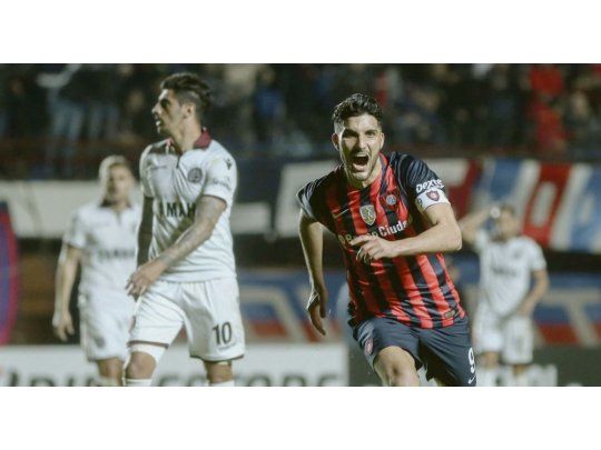 El goleador. Nicolás Blandi festeja ante la desazón de Román Martínez. San Lorenzo le ganó 2 a 0 a Lanús.