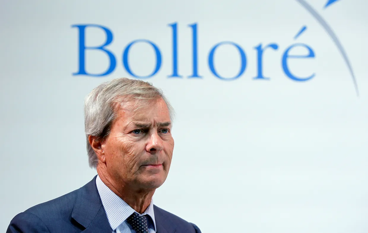 Vincent Bolloré, el magnate dueño de millones de dolares, ferbiente creyente de las ideas ultraconservadoras, apoyó abiertamente la candidatura del xenófobo Eric Zemour durante la campaña electoral Vincent Bolloré, el magnate dueño de millones de dolares, ferbiente creyente de las ideas ultraconservadoras, apoyó abiertamente la candidatura del xenófobo Eric Zemour durante la campaña electoral