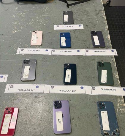 En la valija despachada se hallaron diez teléfonos celulares de alta gama que dijo transportar para su En la valija despachada se hallaron diez teléfonos celulares de alta gama que dijo transportar para su