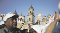 FUROR. Un grupo de manifestantes apoyan al candidato izquierdista y exguerrillero Gustavo Petro en un acto celebrado en Quito.