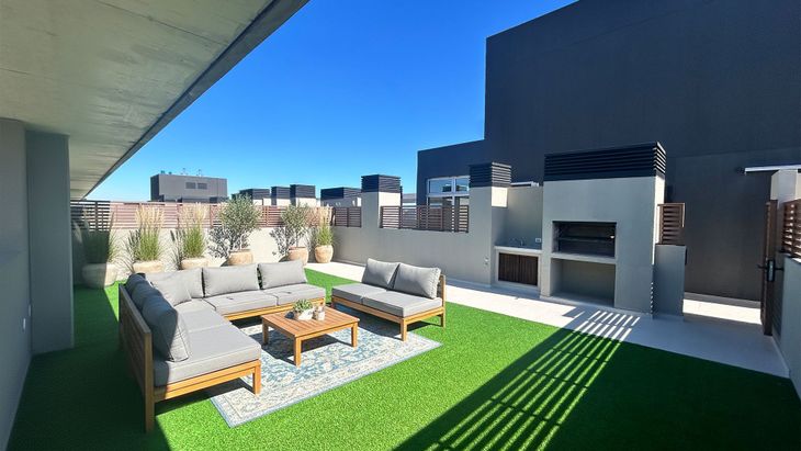 La terraza propia con parrilla de un departamento recién culminado. Hoy la demanda privilegia viviendas con expansiones exteriores, algo clave para conectarse a cielo abierto y el relax La terraza propia con parrilla de un departamento recién culminado. Hoy la demanda privilegia viviendas con expansiones exteriores, algo clave para conectarse a cielo abierto y el relax