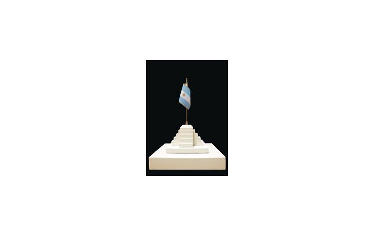 En la obra de Nora Iniesta los símbolos nacionales adquieren un sentido que trasciende el mero presente para dialogar con un pasado cuya educación pública se añora.