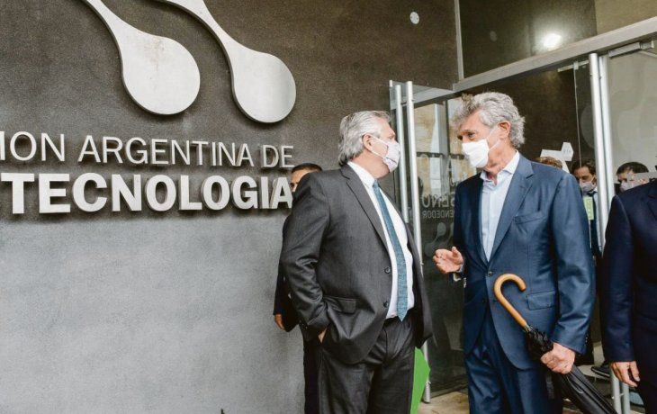 Suero. Alberto Fernández recorrió ayer al mediodía junto al empresario Hugo Sigman las instalaciones de la compañía biotecnológica Inmunova, en el campus de la Universidad Nacional de San Martín.&nbsp;
