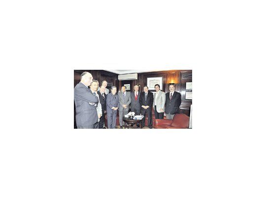 Eduardo Mondino, Roberto Basualdo, Jorge Busti, Miguel Á. Toma, Eduardo Duhalde, Adolfo Rodríguez Saá, Juan Carlos Romero y Ramón Puerta sonríen a las cámaras. Más tarde, llegaron Carlos Reutemann y Francisco de Narváez. Mario Das Neves dejó su firma y voló.