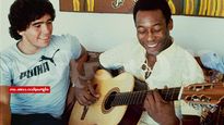 Diego maradona mira con admiracíon a Pelé. Era su sueño conocer a ORey y un 9 de abril de 1979 se le cumplió.