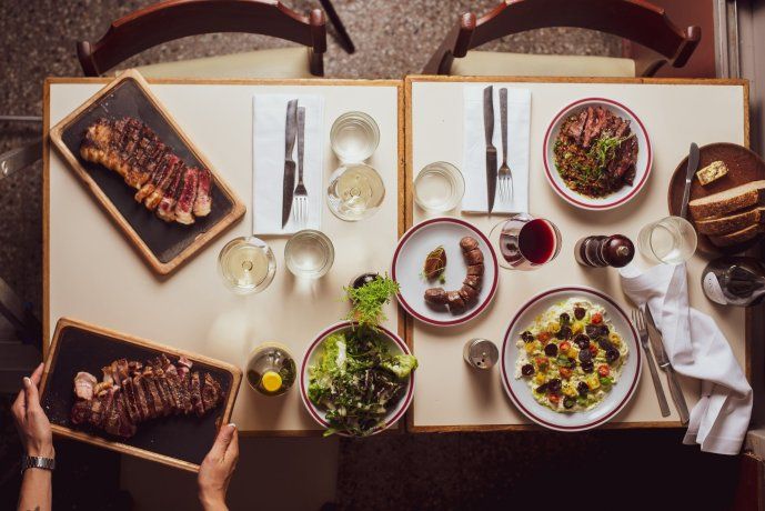 Its most notable cuts include the eye of steak, the center roast, the emptiness and the entrails. Its most notable cuts include the eye of steak, the center roast, the emptiness and the entrails.