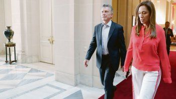 CAMPAÑA. Mauricio Macri llegó ayer a La Plata para participar de la reunión de Gabinete ampliado y reconoció que la provincia no recibió la ayuda financiera suficiente, pese a la modificación del Fondo del Conurbano.