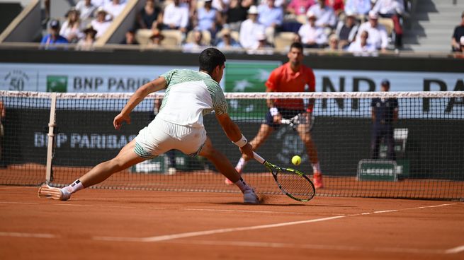 Alcaraz ganó un punto imposible ante Djokovic en Roland Garros.