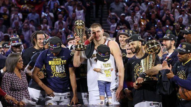 El serbio Jokic levantando el trofeo tras el campeonato logrado por Denver Nuggets