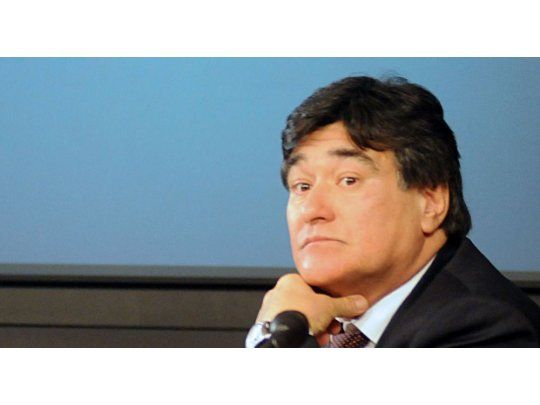 En los considerandos de la medida, adoptada mediante el decreto 999/2016, se indica que esas designaciones no fueron precedidas de los procedimientos de selección correspondientes, lo que convierte a dicho acto administrativo en un acto nulo de nulidad absoluta e insanable.