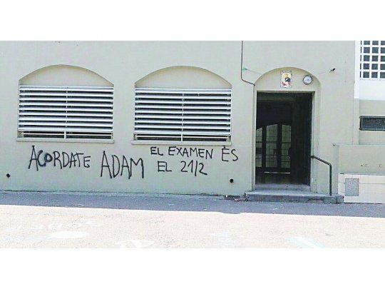 AMENAZA. Un grafiti apareció ayer en el patio del colegio con nuevas amenazas hacia la maestra. Según el registro de las cámaras, fue realizado por jóvenes que entraron encapuchados al establecimiento en la madrugada.