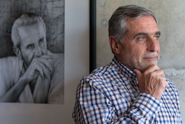 José Alberto Zuccardi junto a un retrato de su padre Alberto José Alberto Zuccardi junto a un retrato de su padre Alberto