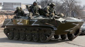 Soldados rusos se movilizan en un taque en la región de Donetsk. 